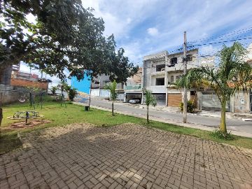 Pracinha em frente ao im�vel