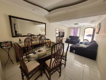 Sala de jantar e estar em ambiente aberto