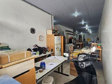 Sal�o comercial com acesso independente pela porta de a�o