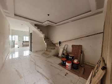 Sala ampla em conceito aberto com a cozinha