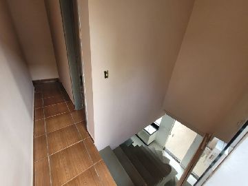Entrada pela porta que d� acesso atrav�s do estacionamento.