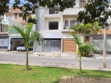 Vista da fachada da casa da pra�a em frente ao im�vel