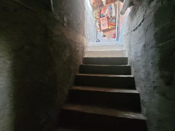 Escada que d� acesso ao piso superior e lote nos fundos 