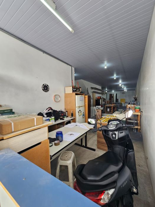 Salão comercial com acesso independente pela porta de aço