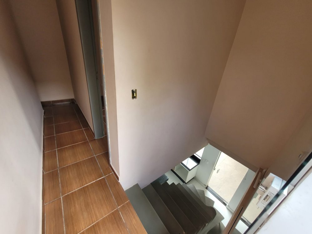 Entrada pela porta que dá acesso através do estacionamento.