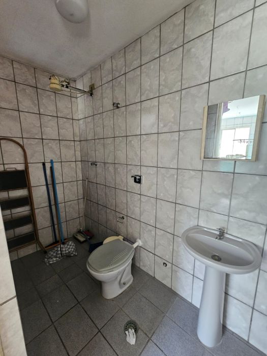 banheiro de apoio da lavanderia