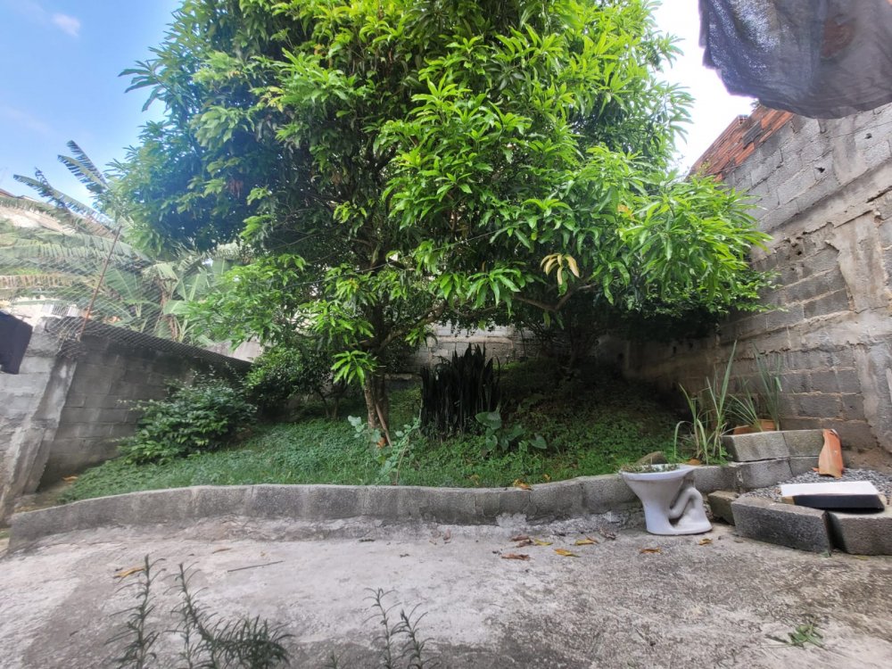 Lote nos fundos do imóvel