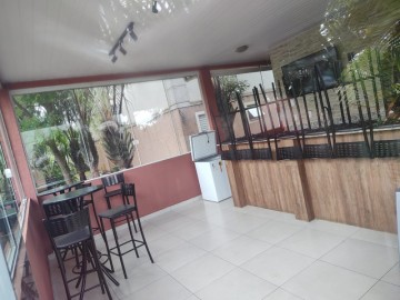 Espao gourmet todo equipado com mesa, cadeiras e tbm oferece dois banheiros