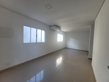 Sala de dois ambientes com ar condicionado