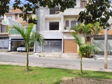 Vista da fachada da casa da praa em frente ao imvel