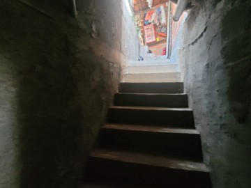 Escada que d acesso ao piso superior e lote nos fundos 